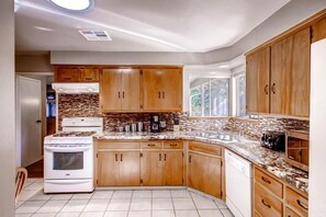 Frigorifero, microonde, forno, piano cottura