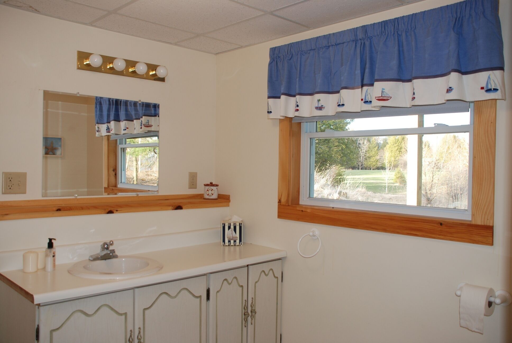 Lakefront Home, Large dock, large yard, waterfront with small beach 