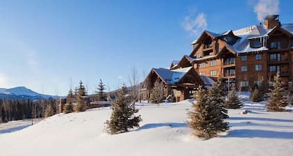 Luxurious ski on-ski off 1 bed/1 bath suite Sun March15th-March 22nd 2026
