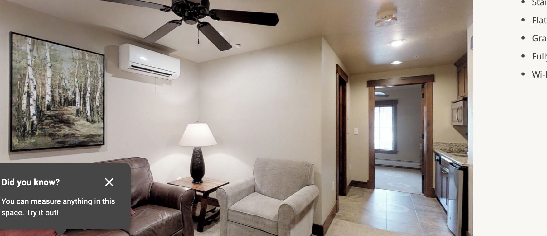 Een smart-tv, een open haard, een videogameconsole en een dvd-speler