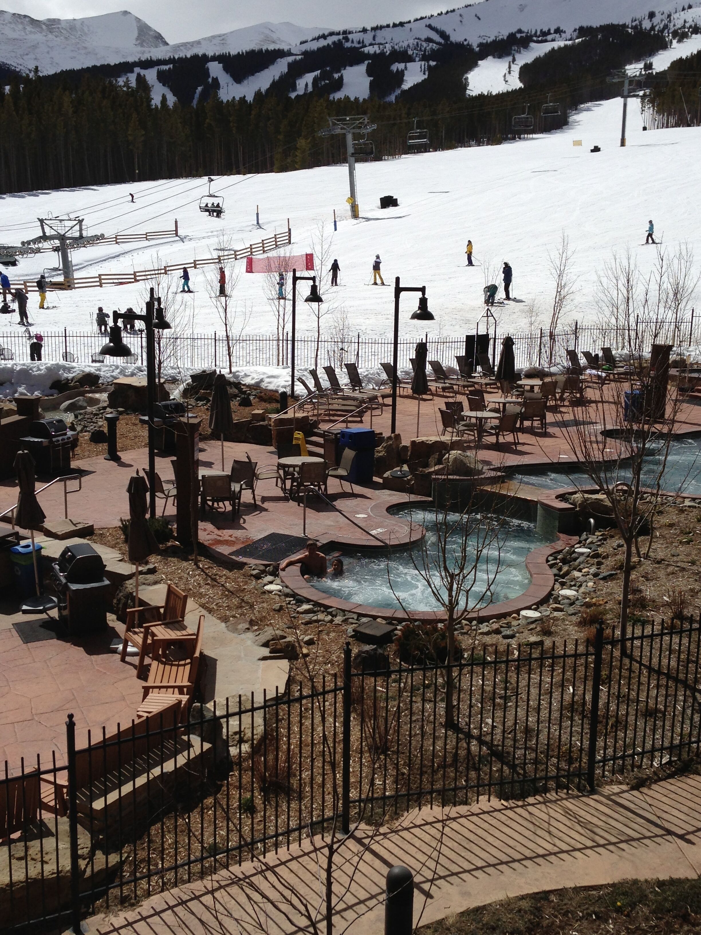 Innendørsbasseng og et oppvarmet basseng