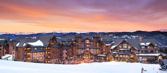 Luxurious ski on-ski off 1 bed/1 bath suite  Sun March15th-March 19th 2026