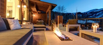 SPECTACULAR LUXURY SKI-IN / OUT HOME W/ SHUTTLE SVC. AMAZING SUMMER VIEWS. 