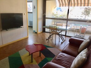 Een televisie en boeken