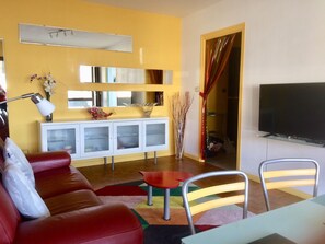 Een televisie en boeken