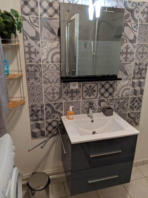 Een douche, een haardroger, handdoeken, zeep
