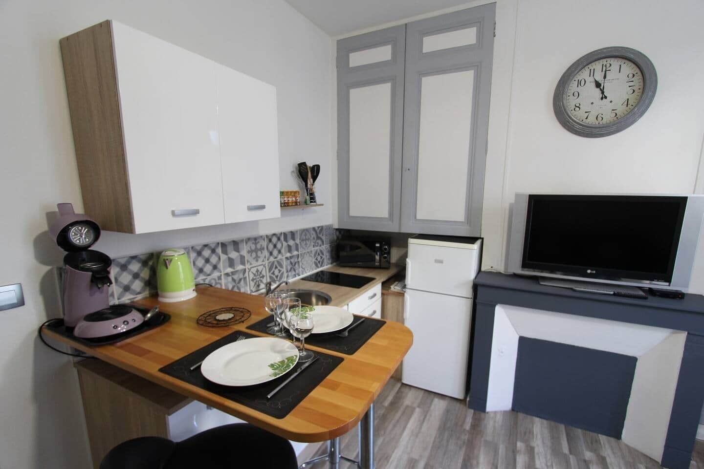 Réfrigérateur, micro-ondes, plaque de cuisson, cafetière/bouilloire