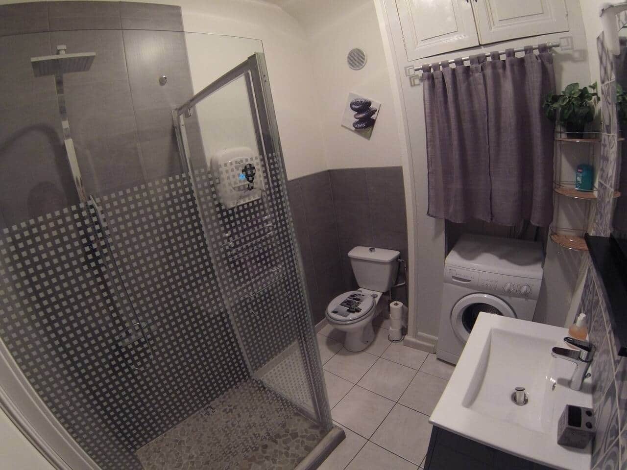 Un baño con ducha, inodoro y lavamanos.
