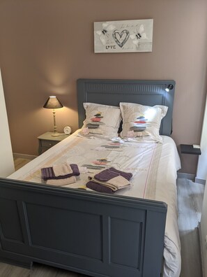 1 slaapkamer, een strijkplank/strijkijzer, gratis wifi, beddengoed