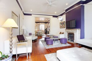 Smart-tv, eldstad, ett musikbibliotek och en stereo