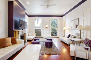 Smart-tv, eldstad, ett musikbibliotek och en stereo