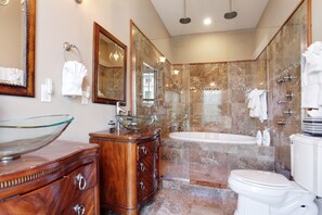 Combined shower/bathtub, jetted bath, hair dryer, towels