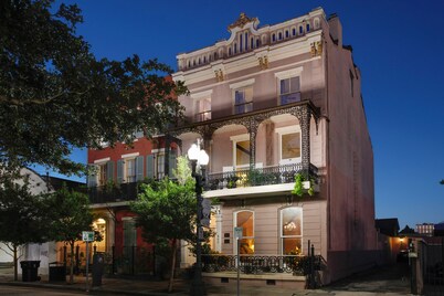Les Carillons - Arts District Gem 
Large Groups Welcome!  Pool! Elevator!
