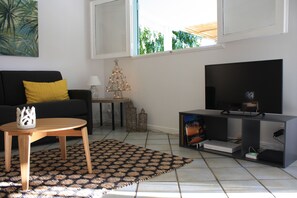 Een smart-tv, boeken en een stereo
