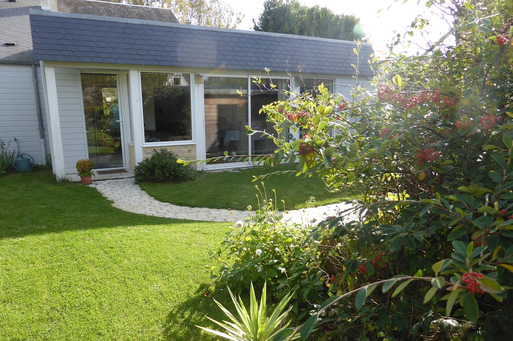Comfortable house in the heart of Bayeux with garden and private garage