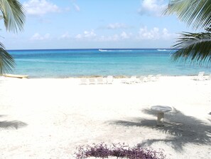 Plage, chaises longues, serviettes de plage