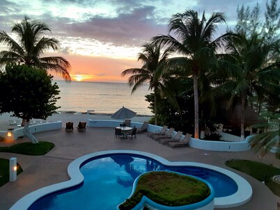 Beachfront Paradise Condo - Great Snorkeling from the Beach!