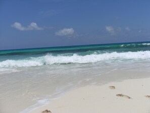 En la playa, camastros y toallas de playa 