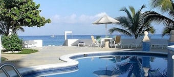 Beachfront Paradise Condo - Great Snorkeling from the Beach!