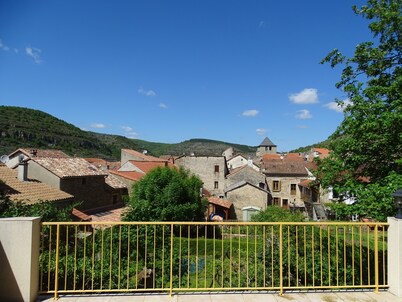 l'oustalou: house located 18 km from Millau in the village of St Rome de Tarn