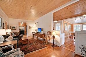 Fernseher, Kamin, Bücher