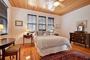3 bedrooms, iron/ironing board, travel cot, WiFi - Deep Water Dock & Close to Beach (Folly Beach)