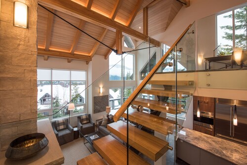 Chalet Champagne Luxury. TRUE ski in/out, 4 bed/4 bath Magnificent Views Hot Tub