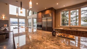 Køleskab, mikrobølgeovn, ovn, kogeplade