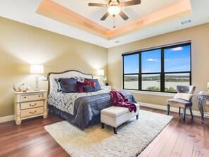 5 bedrooms, iron/ironing board, WiFi, bed sheets