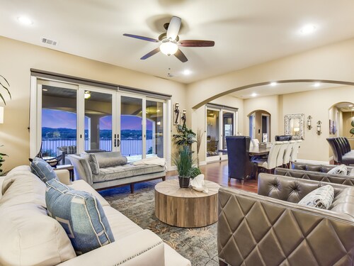 Rannalla Travis-järvellä suuri pelihuone päivä- ja yötoimintaa varten 