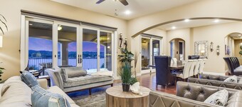 トラヴィス湖のウォーターフロント、昼と夜のアクティビティ用の大きなゲームルーム 