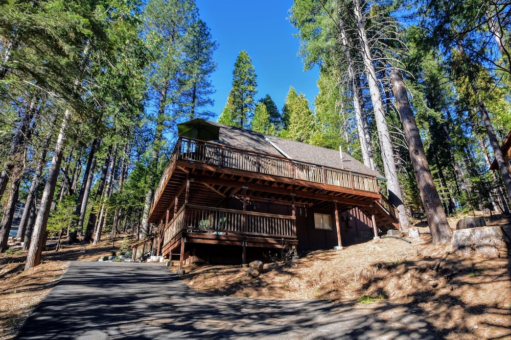 Welcome to Brown Bear Hideaway, peaceful and cozy in Blue Lake Springs.