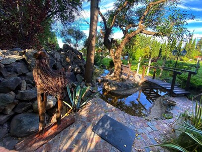 One-acre retreat: villa, guest unit, private room, pool, WiFi, wineries nearby