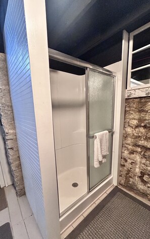 Badewanne, Haartrockner, Handtücher, Seife