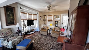 Smart TV, DVD player, books, stereo