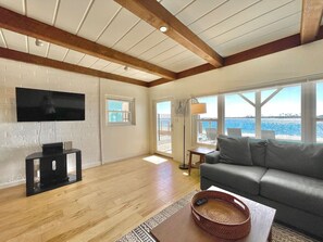 Smart TV, fireplace, table football, ping pong - Prime Waterfront Home on Sail Bay! (San Diego)
