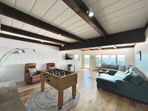 Smart TV, chimenea, futbolito, mesa de ping pong