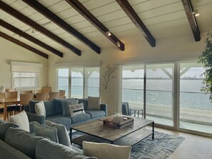 Smart TV, chimenea, futbolito, mesa de ping pong