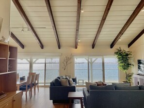 Smart TV, fireplace, table football, ping pong - Prime Waterfront Home on Sail Bay! (San Diego)