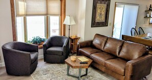 TV connectée, cheminée, livres