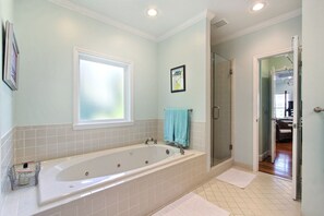 Combined shower/tub, jetted tub, hair dryer, towels