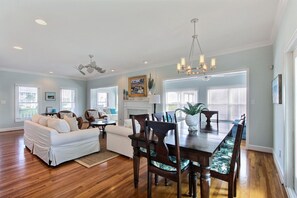 Smart TV, chimenea, consola de videojuegos y reproductor de DVD 