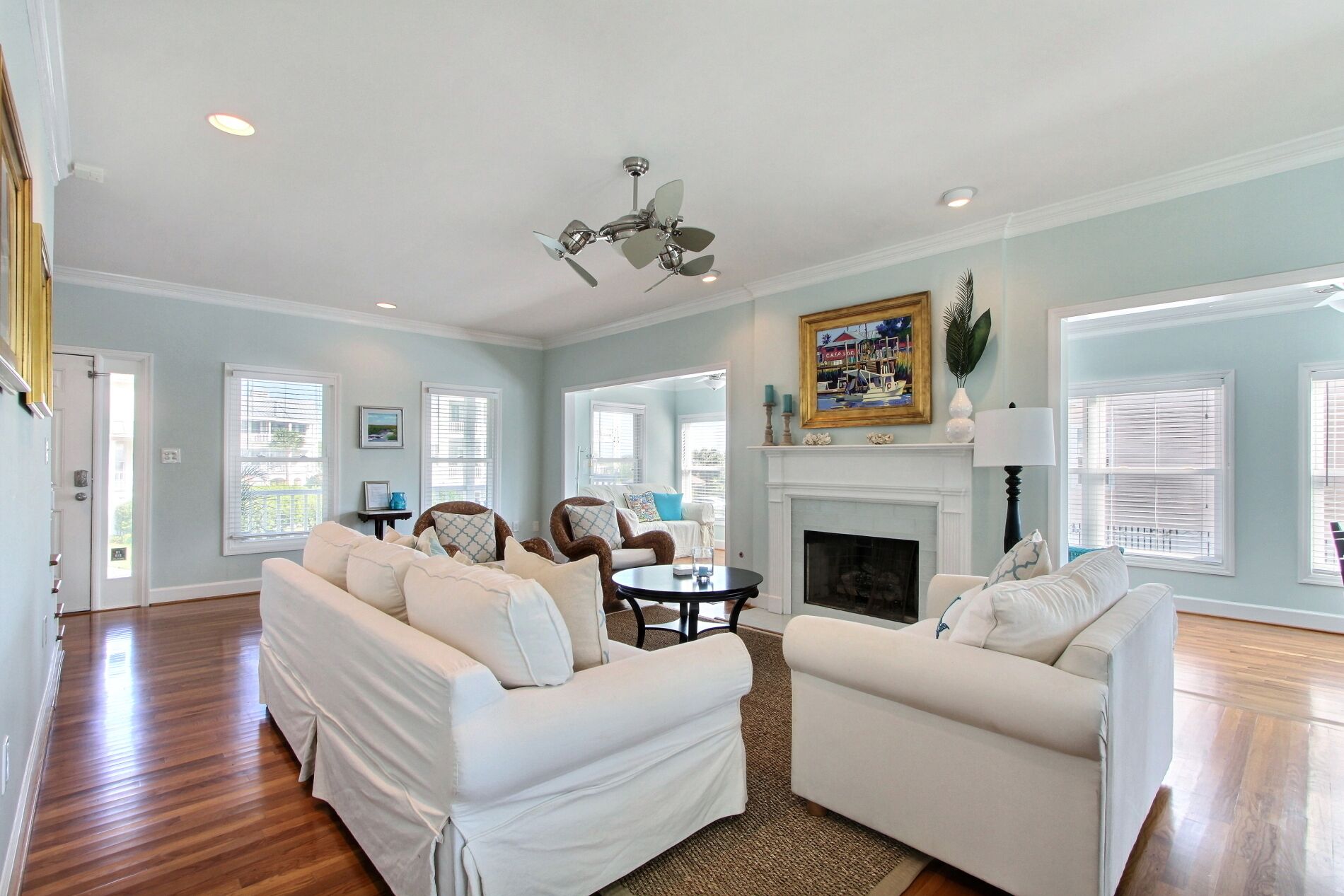 Smart-tv, eldstad, en tv-spelskonsol och dvd-spelare