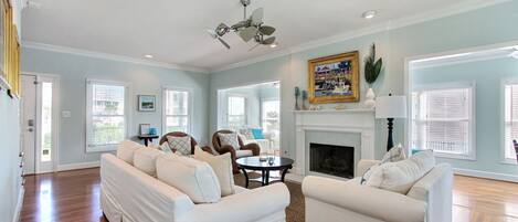 Smart-tv, een open haard, een videogameconsole en een dvd-speler