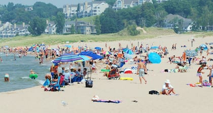 The Staterooms 2R, näköala rannalle, lämmitetty uima-allas, lähellä Holland State Park Beachiä