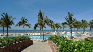 Alberca al aire libre y alberca climatizada
