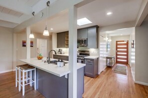 Frigorifero, microonde, forno, piano cottura