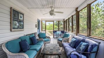 Téléviseur, lecteur de DVD, table de baby-foot, chaîne audio