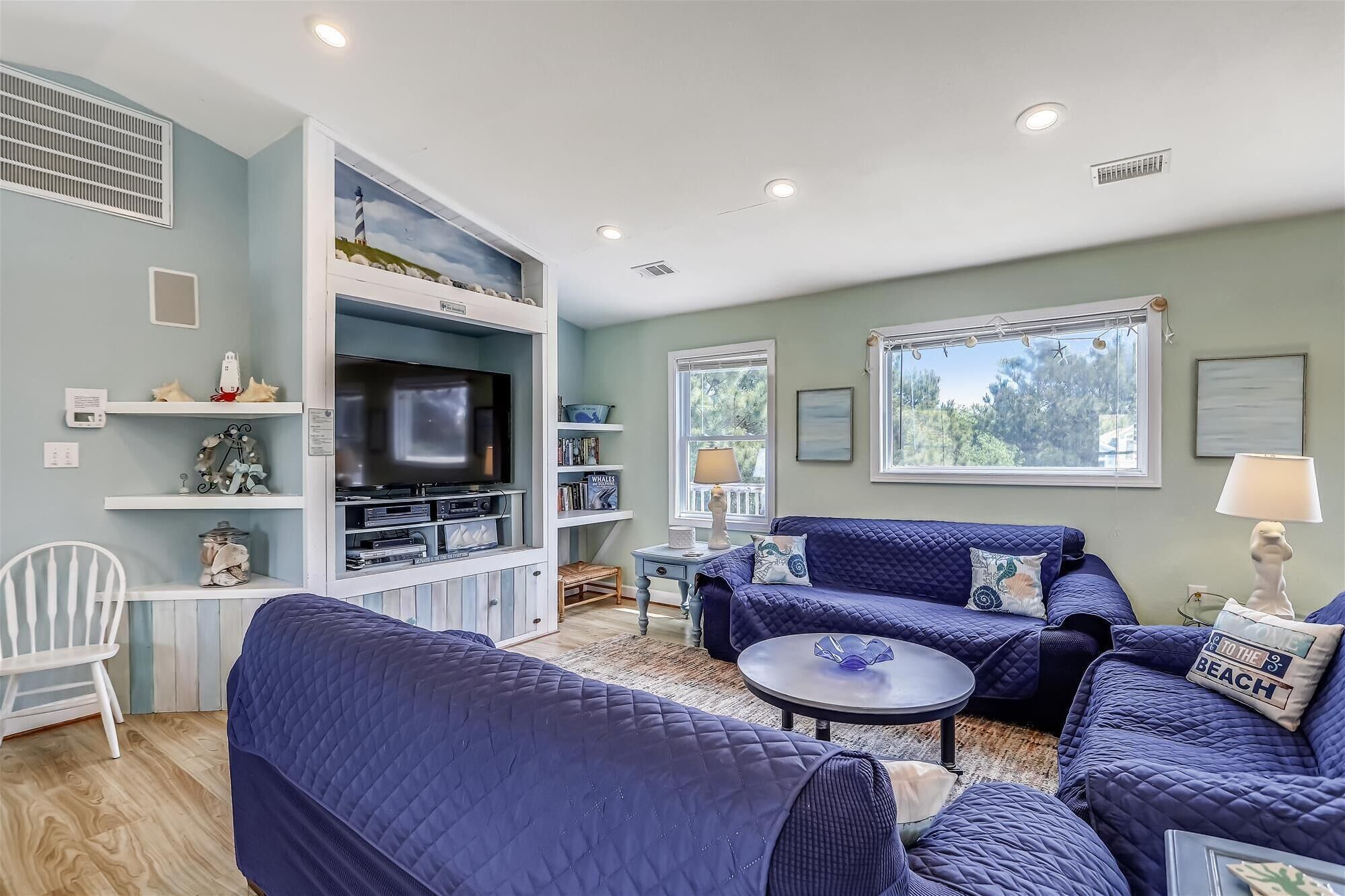 Télévision, lecteur de DVD, baby-foot, chaîne hi-fi