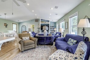 Télévision, lecteur de DVD, baby-foot, chaîne hi-fi